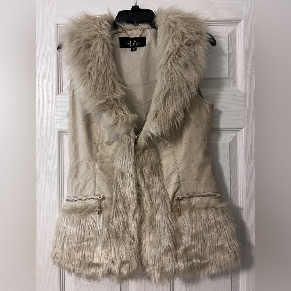 Faux Fur Trimmed Beige Soft Feel Faux Leather Vest in Medium EUC